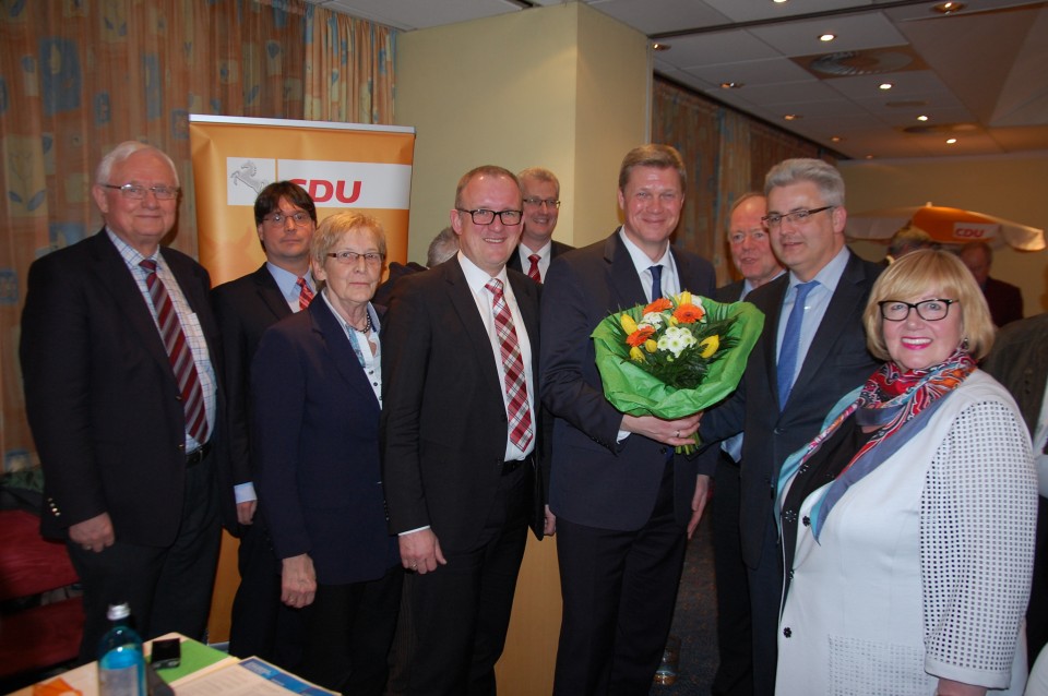 Freuen sich ber einen gelungenen Kreisparteitag von links: Wilhelm Evers, Lothar Plumhof, Ulrike Schrder, Volker Meyer, Cord  Bockhop, Ulf Thiele, Karl-Heinz Klare, Axel Knoerig, Heide Bergbauer-Hrig.  