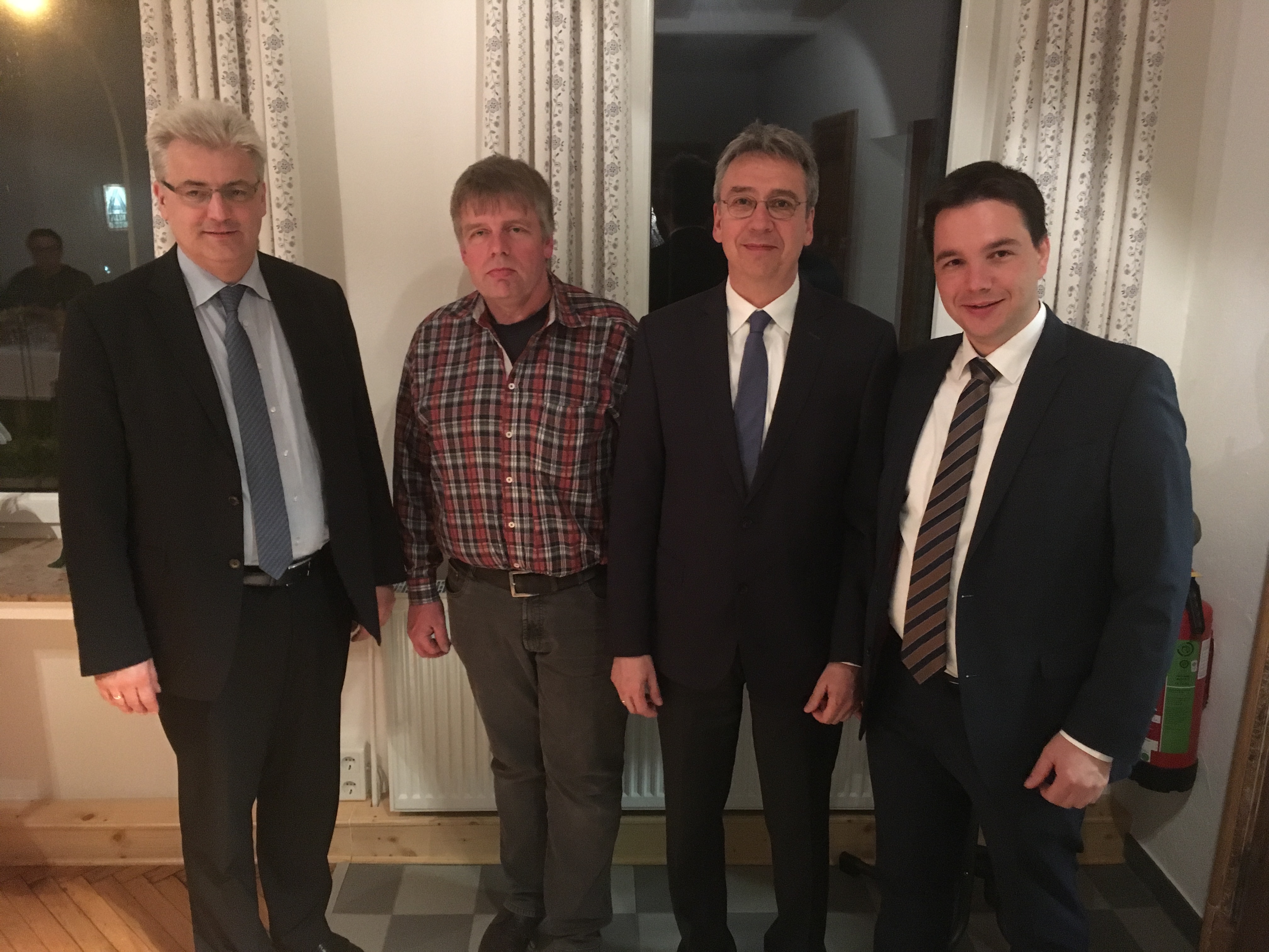 Das Gruppenbild zeigt Axel Knoerig MdB, Wolfgang Johanning, Präsident des Bundeskartellamts Andreas Mundt und CDU-Landtagskandidat Marcel Scharrelmann (v.l.).
